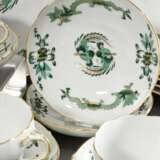 21 Teile Meissen Kaffeeservice „Grüner Hofdrache“ mit Goldstaffage, nach 1950, bestehend aus: 12 Teller (Ø 17,5cm), 8 Tassen/12UT (H. 6,5cm) und 1 Kuchenteller (Ø 24,5cm, 2 Schleiffstr.) - photo 3