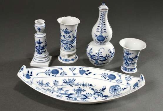 5 Teile Meissen "Zwiebelmuster": Schiffchenschale (32x17cm, am Rand best.), kleine Kratervase (H. 10cm), 1 Vase auf vier Füßchen (H. 14cm), 1 Leuchter (H. 15cm) und 1 Flakon mit Stöpsel (H. 21cm, 2 Schleifstr.) - photo 1