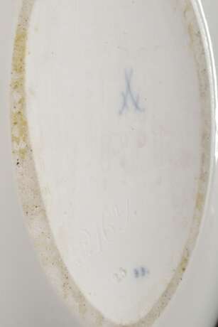 5 Teile Meissen "Zwiebelmuster": Schiffchenschale (32x17cm, am Rand best.), kleine Kratervase (H. 10cm), 1 Vase auf vier Füßchen (H. 14cm), 1 Leuchter (H. 15cm) und 1 Flakon mit Stöpsel (H. 21cm, 2 Schleifstr.) - Foto 4