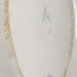 5 Teile Meissen "Zwiebelmuster": Schiffchenschale (32x17cm, am Rand best.), kleine Kratervase (H. 10cm), 1 Vase auf vier Füßchen (H. 14cm), 1 Leuchter (H. 15cm) und 1 Flakon mit Stöpsel (H. 21cm, 2 Schleifstr.) - Foto 4