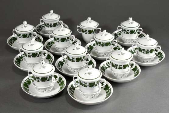 12 Meissen "Weinlaub" Trembleuse Deckeltassen mit Untertassen, H. 14cm, 1 Untertasse fehlt, 8x 2 Schleifstr., 1x 3 Schleifstr., Rosen bestoßen - Foto 1