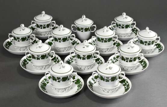 12 Meissen "Weinlaub" Trembleuse Deckeltassen mit Untertassen, H. 14cm, 1 Untertasse fehlt, 8x 2 Schleifstr., 1x 3 Schleifstr., Rosen bestoßen - photo 2