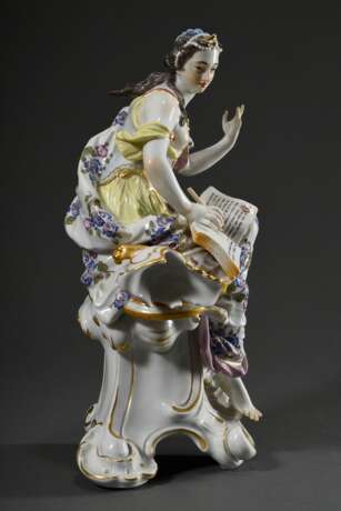 Große Meissen Figur „Kalliope mit Buch, Griffel und Helm“ auf goldgehöhtem Rocaille Sockel, polychrom staffiert, Entw.: Johann Joachim Kändler, Modelnr.: 70518, Bossiernummer: 146, Jahreszeichen: 1981, 40x25x17cm - photo 4