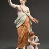 Meissen Figur "Allegorie der Malerei", stehender Frauenhalbakt mit Palette und Pinsel, zu ihren Füßen Putto mit Maske, runder Natursockel, polychrom bemalt und gold staffiert, Entw.: Johann Christian Hirt 1882-85, zeitnahe Ausführung, Mo… - Foto 1