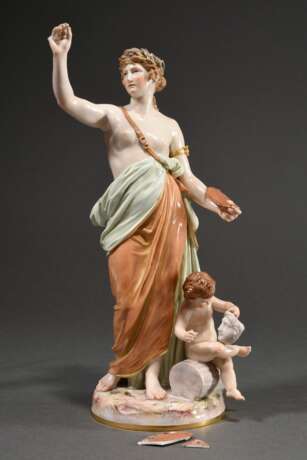 Meissen Figur "Allegorie der Malerei", stehender Frauenhalbakt mit Palette und Pinsel, zu ihren Füßen Putto mit Maske, runder Natursockel, polychrom bemalt und gold staffiert, Entw.: Johann Christian Hirt 1882-85, zeitnahe Ausführung, Mo… - photo 1