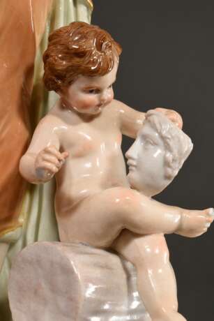 Meissen Figur "Allegorie der Malerei", stehender Frauenhalbakt mit Palette und Pinsel, zu ihren Füßen Putto mit Maske, runder Natursockel, polychrom bemalt und gold staffiert, Entw.: Johann Christian Hirt 1882-85, zeitnahe Ausführung, Mo… - photo 10