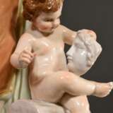 Meissen Figur "Allegorie der Malerei", stehender Frauenhalbakt mit Palette und Pinsel, zu ihren Füßen Putto mit Maske, runder Natursockel, polychrom bemalt und gold staffiert, Entw.: Johann Christian Hirt 1882-85, zeitnahe Ausführung, Mo… - photo 10