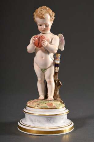 Meissen Figur „Amor in Verlegenheit“ auf profiliertem Rundsockel mit Terrainplinthe, polychrom staffiert, Entw.: Heinrich Schwabe um 1877-80, zeitnahe Ausführung, Modellnr.: 116, Bossiernr.: 88, Malernr.: 33, H. 21cm, Brandriss am Baumstumpf - Foto 1