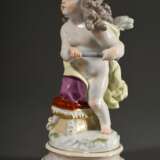 Meissen Figur „Amor als Arzt“ auf profiliertem Rundsockel mit Terrainplinthe, polychrom staffiert, Entw.: Heinrich Schwabe, um 1890, Ausführung nach 1934, Modellnr.: L115, Bossiernr.: 147, Jahresbuchstabe: C, Malernr.: 81, H. 19,5cm, Brille und … - фото 3