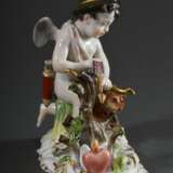 Meissen Figur „Amor als Jäger“ auf Rocaillesockel mit Terrainplinthe, polychrom staffiert, Entw.: August Ringler, um 1900, zeitnahe Ausführung, Modellnr.: R148, Bossiernr.: 58, Malernr.: 3, H. 12,5cm, restauriert, Blätter fehlen zum Teil - photo 3