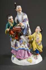 Meissen Figur „Japanerin mit Kindern“, polychrom staffiert, Entw.: Johann Joachim Kändler um 1750, Modellnr.: 65646, Bossiernr.: 53, Jahreszeichen: 1979, H. 14cm, 2 Schleifstr., 1 Essstäbchen abgebrochen