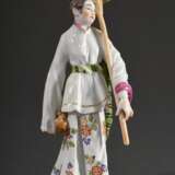 Meissen Figur „Japanerin mit Schirm“, polychrom staffiert, Entw.: Johann Joachim Kändler 1759, Ausführung 20.Jh., Modelnr.: 2676, Bossiernr.: 29, Jahreszeichen unleserlich, H. 18,2cm - фото 1