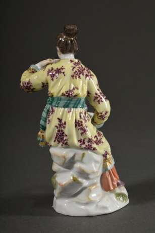 Meissen Figur „Japanerin mit Teegeschirr“, polychrom staffiert, Entw.: Elias Meyer 1748-1761, Modelnr.: 65656, Bossiernr.: 109, Jahreszeichen: 1979, Malernr.: 10, H. 13,5cm - Foto 3