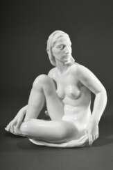 Meissen Weißporzellan Figur &quot;Schauende&quot;, auf Tuch sitzender Frauenakt mit angezogenem rechten Bein, rückseitig signiert und datiert &quot;ROBERT ULLMANN WIEN 1939&quot;, rückseitig am Rand unterglasurblaue Schwertermarke, Modellnummer Q2…