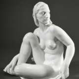 Meissen Weißporzellan Figur "Schauende", auf Tuch sitzender Frauenakt mit angezogenem rechten Bein, rückseitig signiert und datiert "ROBERT ULLMANN WIEN 1939", rückseitig am Rand unterglasurblaue Schwertermarke, Modellnummer Q2… - Foto 1
