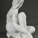 Meissen Weißporzellan Figur "Schauende", auf Tuch sitzender Frauenakt mit angezogenem rechten Bein, rückseitig signiert und datiert "ROBERT ULLMANN WIEN 1939", rückseitig am Rand unterglasurblaue Schwertermarke, Modellnummer Q2… - фото 2