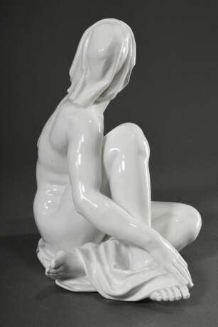 Meissen Weißporzellan Figur "Schauende", auf Tuch sitzender Frauenakt mit angezogenem rechten Bein, rückseitig signiert und datiert "ROBERT ULLMANN WIEN 1939", rückseitig am Rand unterglasurblaue Schwertermarke, Modellnummer Q2… - фото 2