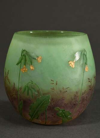 Daum Nancy Jugendstil Kugelvase mit sehr feinem Floraldekor "Gräser und Primeln", geschliffen und poliert sowie bemalt, Boden in Gold sign., H. 10cm, Ø 4,5cm - Foto 2