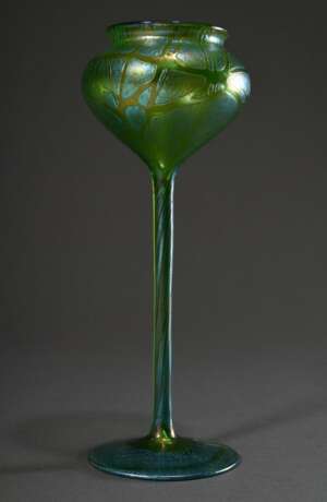 Loetz Wwe. Vase auf hohem Stiel über rundem Fuß mit grün-blau irisierendem "Crete Pampas" Dekor, H. 32,5cm, Abriss ausgeschliffen, Standfläche berieben - фото 1