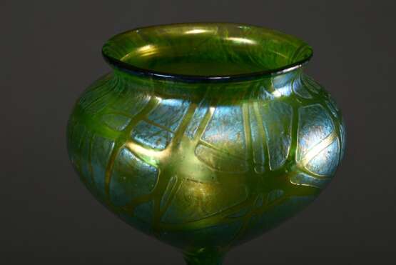 Loetz Wwe. Vase auf hohem Stiel über rundem Fuß mit grün-blau irisierendem "Crete Pampas" Dekor, H. 32,5cm, Abriss ausgeschliffen, Standfläche berieben - photo 3