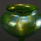 Loetz Wwe. Vase auf hohem Stiel über rundem Fuß mit grün-blau irisierendem "Crete Pampas" Dekor, H. 32,5cm, Abriss ausgeschliffen, Standfläche berieben - фото 3