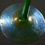 Loetz Wwe. Vase auf hohem Stiel über rundem Fuß mit grün-blau irisierendem "Crete Pampas" Dekor, H. 32,5cm, Abriss ausgeschliffen, Standfläche berieben - photo 4