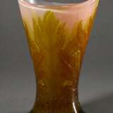 Gallé Vase mit konischem Korpus und halbrund beschliffenem Rand "Akanthusblätter" Dekor in rosé-braunem Überfangglas, poliert, sign., 1908-1920, H. 19,6cm, Boden ausgeschliffen, Blasen im Glas, Standfläche leicht zerkratzt - photo 1