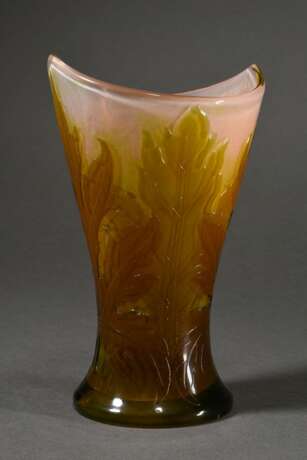 Gallé Vase mit konischem Korpus und halbrund beschliffenem Rand "Akanthusblätter" Dekor in rosé-braunem Überfangglas, poliert, sign., 1908-1920, H. 19,6cm, Boden ausgeschliffen, Blasen im Glas, Standfläche leicht zerkratzt - photo 2