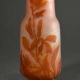 Gallé Vase mit konischem Balusterkorpus auf Standfuß und "Blüten" Dekor in rosé-orangem Überfangglas, sign., 1908-1920, H. 19,4cm, Boden ausgeschliffen, Standfläche leicht zerkratzt - photo 1