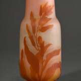 Gallé Vase mit konischem Balusterkorpus auf Standfuß und "Blüten" Dekor in rosé-orangem Überfangglas, sign., 1908-1920, H. 19,4cm, Boden ausgeschliffen, Standfläche leicht zerkratzt - photo 2