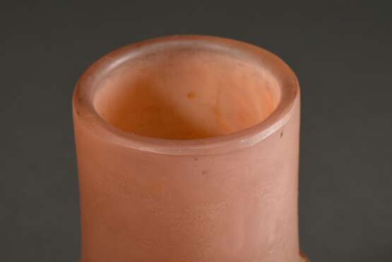 Gallé Vase mit konischem Balusterkorpus auf Standfuß und "Blüten" Dekor in rosé-orangem Überfangglas, sign., 1908-1920, H. 19,4cm, Boden ausgeschliffen, Standfläche leicht zerkratzt - фото 3