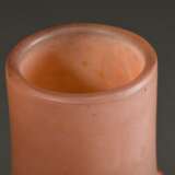 Gallé Vase mit konischem Balusterkorpus auf Standfuß und "Blüten" Dekor in rosé-orangem Überfangglas, sign., 1908-1920, H. 19,4cm, Boden ausgeschliffen, Standfläche leicht zerkratzt - photo 3