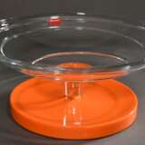 Modernes Baccarat Kristall Centerpiece "Hypnos" mit unregelmäßigem Kreisschliff und orange lackiertem Fuß, Boden sign., Ø 36cm, H. 24cm - фото 1