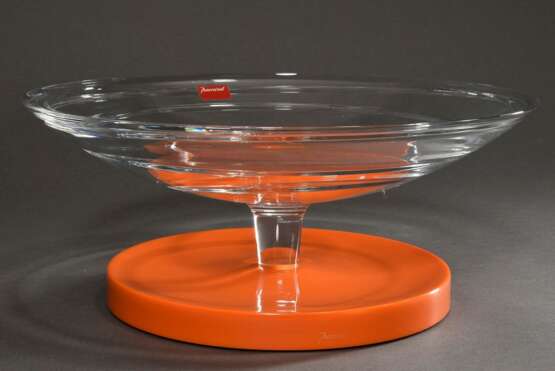 Modernes Baccarat Kristall Centerpiece "Hypnos" mit unregelmäßigem Kreisschliff und orange lackiertem Fuß, Boden sign., Ø 36cm, H. 24cm - фото 2