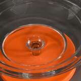 Modernes Baccarat Kristall Centerpiece "Hypnos" mit unregelmäßigem Kreisschliff und orange lackiertem Fuß, Boden sign., Ø 36cm, H. 24cm - photo 3