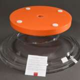 Modernes Baccarat Kristall Centerpiece "Hypnos" mit unregelmäßigem Kreisschliff und orange lackiertem Fuß, Boden sign., Ø 36cm, H. 24cm - Foto 6