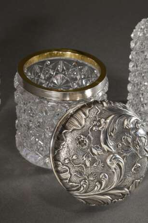 3 Teile reich geschliffene Kristall Necessaire Gefäße mit floral reliefierten Silber Deckeln, MZ: JG in Raute, Frankreich um 1880/1900: Paar Flakons (H. 16,5cm) und 1 Dose (H. 10cm, Ø 8,5cm), min. best. - фото 2