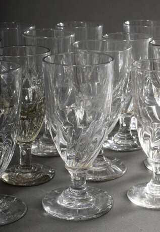 18 Rustikale Gläser mit gedrehten Zügen auf der Kuppa, in die Form geblasen, farbloses Glas, Frankreich Ende 19.Jh., in Form und Höhe variierend, H. 14,5-15,5cm, leichte Gebrauchsspuren - Foto 1