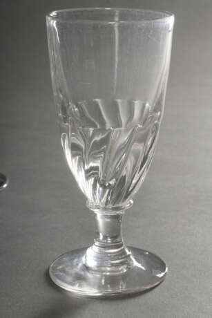 18 Rustikale Gläser mit gedrehten Zügen auf der Kuppa, in die Form geblasen, farbloses Glas, Frankreich Ende 19.Jh., in Form und Höhe variierend, H. 14,5-15,5cm, leichte Gebrauchsspuren - фото 3