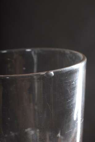 18 Rustikale Gläser mit gedrehten Zügen auf der Kuppa, in die Form geblasen, farbloses Glas, Frankreich Ende 19.Jh., in Form und Höhe variierend, H. 14,5-15,5cm, leichte Gebrauchsspuren - Foto 5