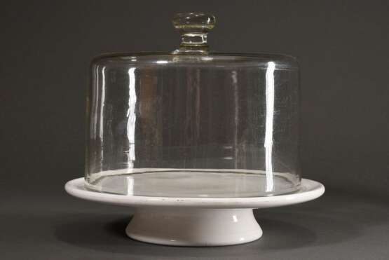 Weichporzellan Käseplatte (H. 6,3cm, Ø 31cm, etwas fleckig, Haarriss) mit zylindrischer Glasglocke (H. 20,6cm, Ø 26cm), Frankreich um 1900 - photo 1