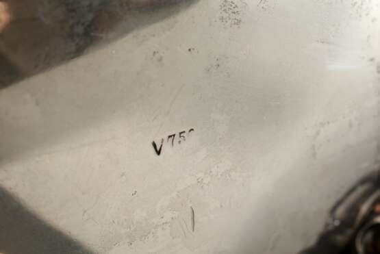 Ovale Zuckerdose auf vier Rocaille Füßen mit plastischem "Tau" Griff, 19.Jh., Silber 750 innen vergoldet, 391g, 14x16x12cm, leichte Druckstellen, Schlüssel fehlt - Foto 5