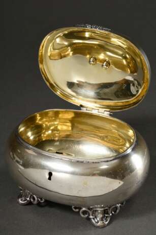 Ovale Zuckerdose auf vier Rocaille Füßen mit plastischem "Tau" Griff, 19.Jh., Silber 750 innen vergoldet, 391g, 14x16x12cm, leichte Druckstellen, Schlüssel fehlt - photo 6