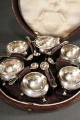 Etui mit 6 guillochierten Pfeffernäpfen und Salieren mit Glaseinsätzen sowie Löffeln, um 1860/1870, Silber 750, 142g (o. Einsätze), H. je 3,3cm, Etui mit Gebrauchsspuren