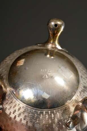 Etui mit 6 guillochierten Pfeffernäpfen und Salieren mit Glaseinsätzen sowie Löffeln, um 1860/1870, Silber 750, 142g (o. Einsätze), H. je 3,3cm, Etui mit Gebrauchsspuren - photo 5