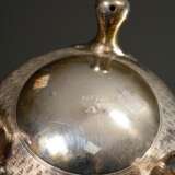 Etui mit 6 guillochierten Pfeffernäpfen und Salieren mit Glaseinsätzen sowie Löffeln, um 1860/1870, Silber 750, 142g (o. Einsätze), H. je 3,3cm, Etui mit Gebrauchsspuren - Foto 5