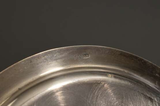 3 Diverse Teile in klassizistischer Façon mit Blattrand, Silber 800, 237g: 2 Untersetzer (Ø 10,5cm) und Schiffchenaufsatz mit Henkeln (12x22x10,5cm) - photo 8