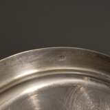 3 Diverse Teile in klassizistischer Façon mit Blattrand, Silber 800, 237g: 2 Untersetzer (Ø 10,5cm) und Schiffchenaufsatz mit Henkeln (12x22x10,5cm) - фото 8