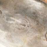 Godronierte Sauciere mit Doppelhenkel auf Untersatz, Monogrammgravur, Ende 19.Jh., Silber 800 innen vergoldet, 451g, 13,5x22x14cm - Foto 6