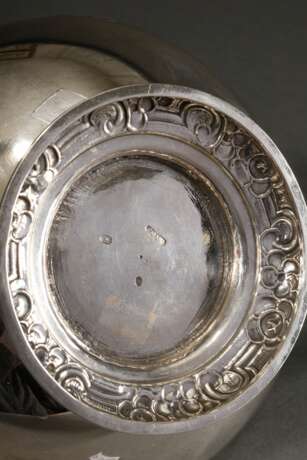 Bauchige dänische Teekanne mit floral getriebenem Dekor und Kartuschen, MZ: Dahl, Kopenhagen 1914, Silber 830, 701g, H. 18cm - фото 5